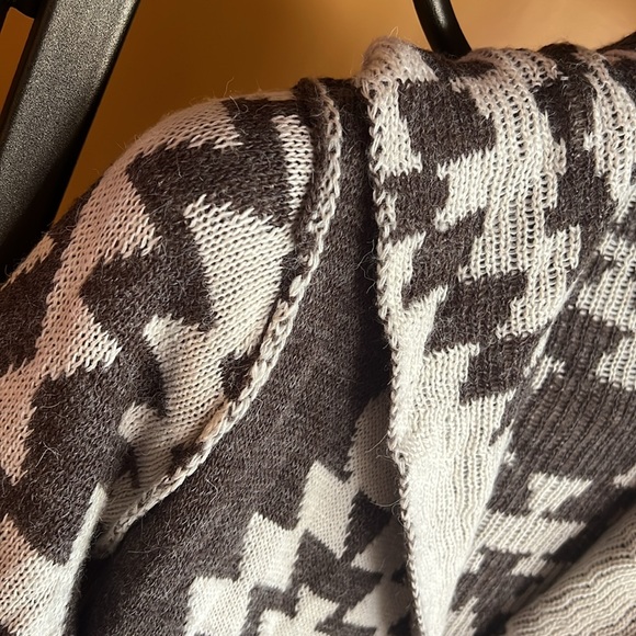 ELAN Aztec Print Hooded Cardigan - Picture 8 of 13